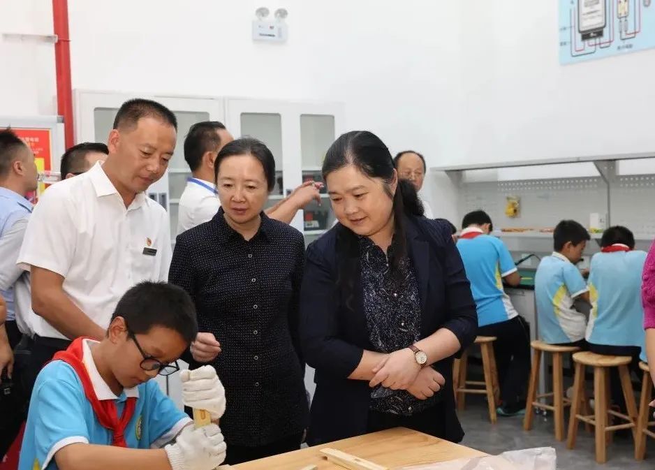 全省中小学校劳动教育观摩会在绥阳举行